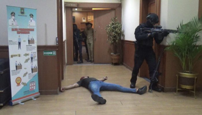 Group I Kopasus Lumpuhkan Penjahat yang Menyandera Pejabat di Kantor Pemkot Cilegon