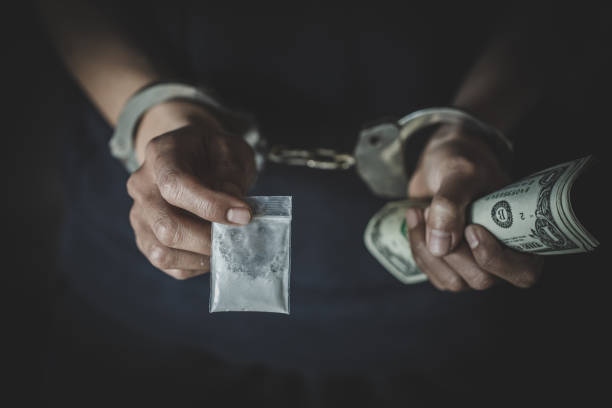 FOTO : Ilustrasi pengedar dan pemakai narkoba di borgol. Ilustrasi Pixabay.