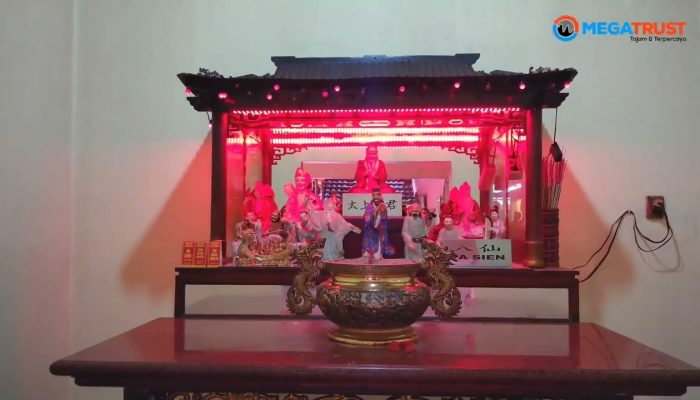Bersihkan Patung Sambut Tahun Baru Imlek 2573