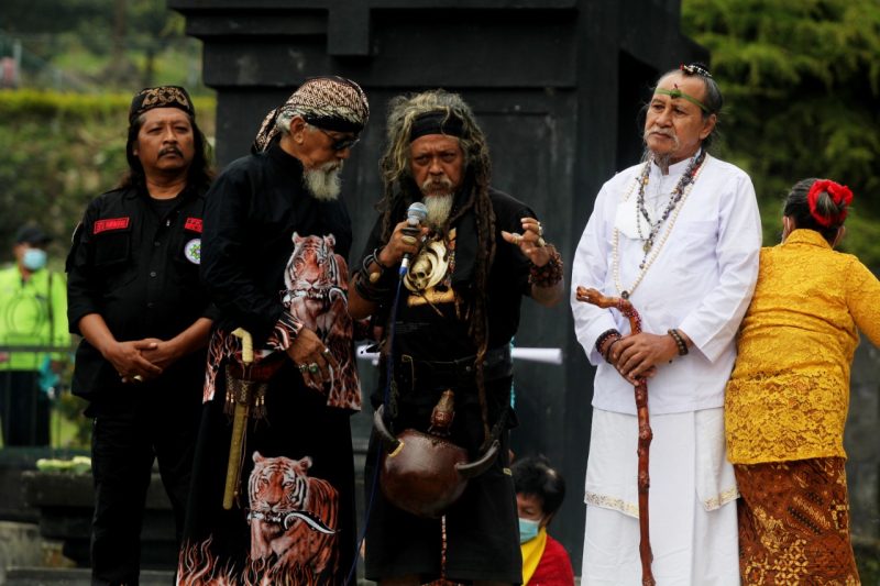 Ratusan pemerhati Budaya dan Penganut Kepercayaan Nusantara berkumpul di Pelataran Candi Gedongsongo, Kecamatan Bandungan Kabupaten Semarang, untuk melakukan doa bersama bagi keselamatan bumi nusantara. Dalam melakukan ritualnya para penganut kepercayaan tersebut membawa 1000 sesaji dan 1000 dupa sebagai media mereka dalam ritual berdoa, para penganut kepercayaan membacakan ikrar bersama dalam menumbuhkan nilai persatuan demi negara Indonesia. Selasa (1/2/22). Megatrust/Dennys