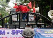 Foto: Buruh Datangi Gedung DPRD Kota Tangerang Tuntut Permenaker