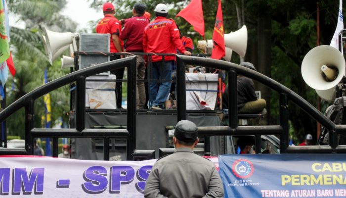 Foto: Buruh Datangi Gedung DPRD Kota Tangerang Tuntut Permenaker