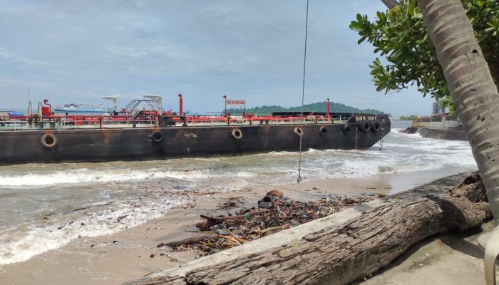 Akibat Dihantam Cuaca Buruk, Kapal Tangker Kandas di Pantai Hotel Merak
