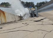 Talud Jalan Abrasi. Jalur Pejalan Kaki Menuju Dermaga 7 Ambruk, Pipa Solar Nyaris Putus