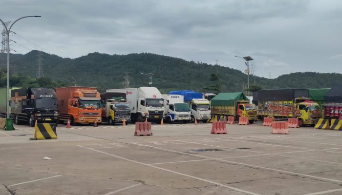Foto: Cuaca Buruk Menghantam Perairan Merak
