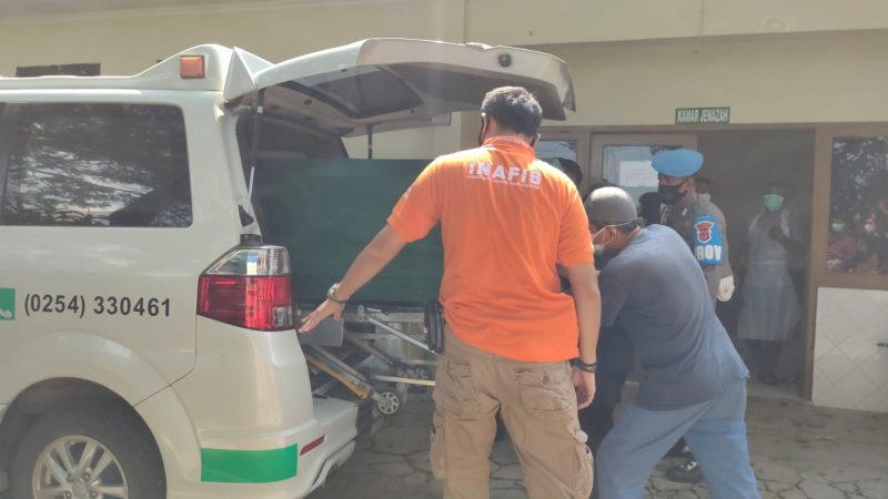 Petugas inafis Polres Cilegon memasukan jenazah ke mobil ambulan usai diotopsi. Amul/Megatrust.co.id 