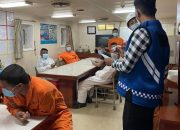 Sandar di Pelabuhan Indah Kiat Merak, Puluhan WNA pada Kapal Asing Diperiksa Imigrasi