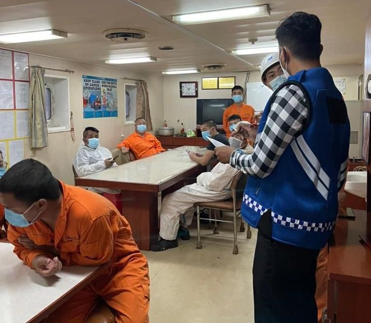 Beberapa WNA pada Kapal Asing diperiksa Imigrasi Kota Cilegon dan Kanwil Kemenkumham Banten. Rabu (16/2/2022). dok Imigrasi