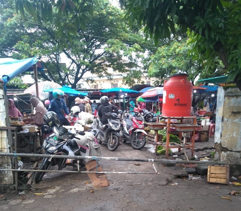 Suasana lokasi parkir di depan kantor UPT pasar Kranggot Kota Cilegon, saat ini sudah di tutup. Amul/Megatrust.co.id