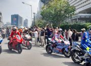 Pembalap Dunia Konvoi Melintasi Bundaran HI Jakarta