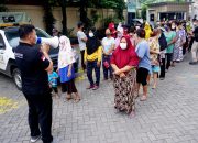 Berburu Minyak Goreng di Operasi Pasar. Ibu-ibu Abaikan Sembako Lainnya