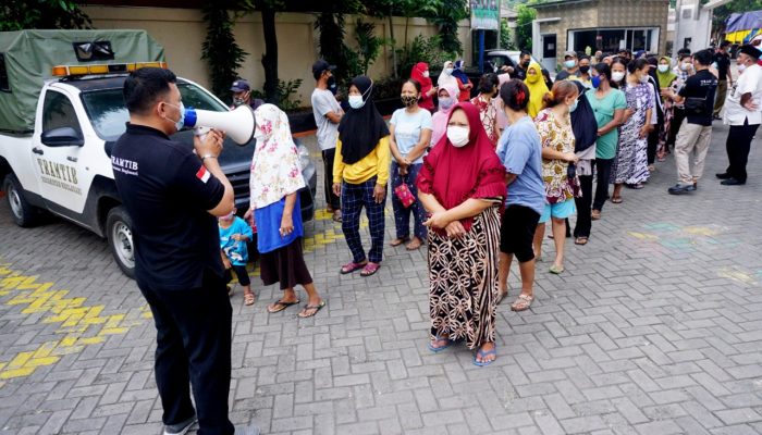 Berburu Minyak Goreng di Operasi Pasar. Ibu-ibu Abaikan Sembako Lainnya