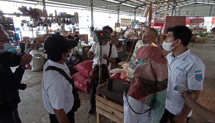Foto: Antisipasi Kecurangan Pedagang, Petugas Metrologi Periksa Alat Ukur dan Timbangan
