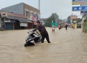 Diguyur Hujan Deras, Jalan Kolonel TB Suwandi Kota Serang Banjir, Lalin Sempat Lumpuh Total