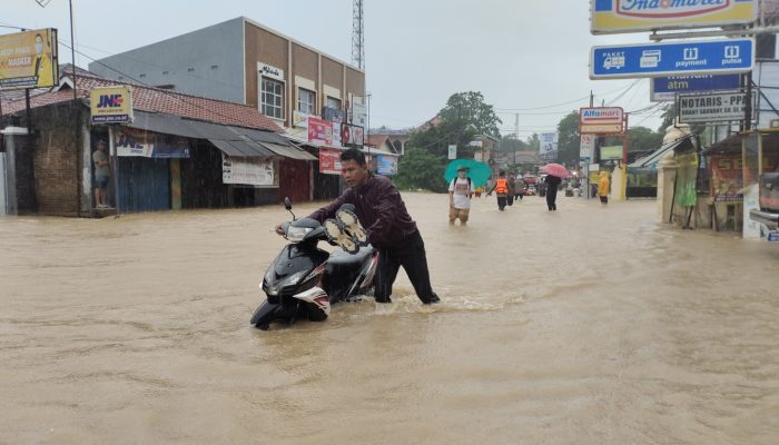 Diguyur Hujan Deras, Jalan Kolonel TB Suwandi Kota Serang Banjir, Lalin Sempat Lumpuh Total