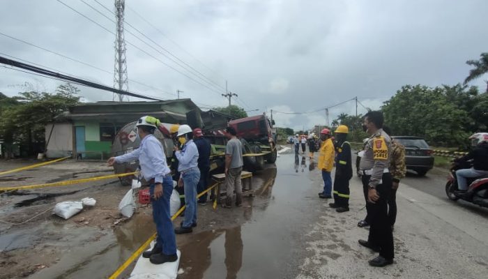 Terperosok di Bahu Jalan, Truk Tangki Kimia Terguling dan Isinya Tumpah