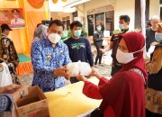 Harga Minyak Goreng Meroket. Ibu-ibu Mengantre di Rumdin Sanuji Pentamarta