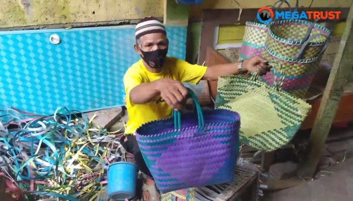 Manfaatkan Limbah Sampah Tali Packing Bernilai Ekonomi