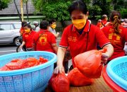 Foto: Umat Tri Darma Vihara Nimmala Boen San Bio Bagikan 1500 Takjil