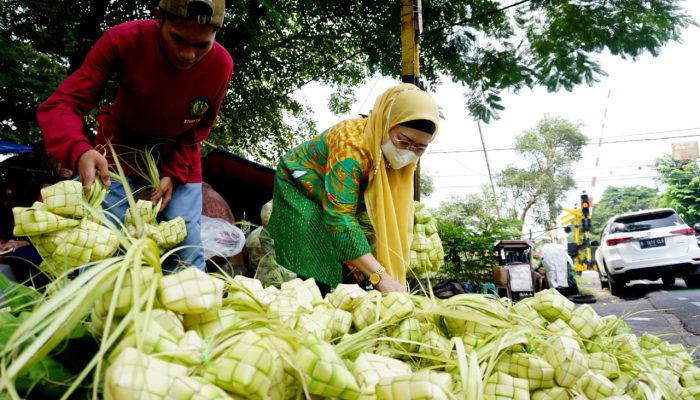 Foto: Pedagang Kulit Ketupat Mulai Terlihat Jelang Qunut
