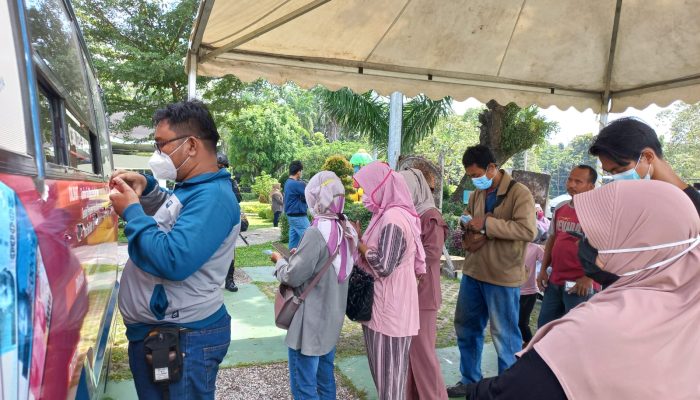 Jelang Lebaran, Mobil Bank Indonesia Diserbu Warga di Alun-Alun Kota Cilegon