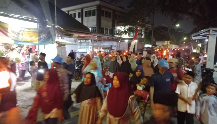 Sambut Nuzulul Quran, Ratusan Warga Priuk Pawai Obor. Arak Ustad ‘Ki Joker’ Pake Kuda.