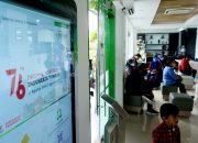 Foto: Kantor Pegadaian Ramai Nasabah Jelang Lebaran