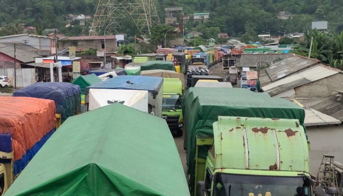 Foto: Ribuan Truk Mengantre di Pelabuhan Merak
