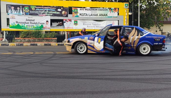 Jalan Protokol Depan Pemkot Cilegon Jadi Tempat Slalom. Kapolres Jajal Jadi Penumpang