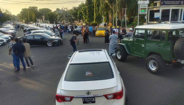 Ratusan Mobil Modifikasi Berkumpul di Depan Polres Cilegon. Kapolres : ‘Patuhi Lalu Lintas’