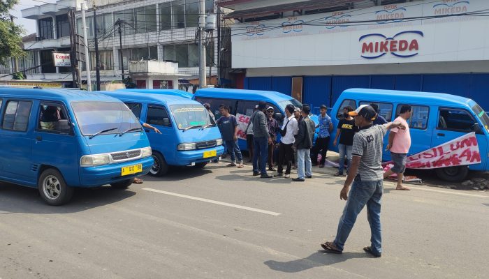 Diduga Ada Angkot ‘Siluman’ Jurusan Serang-Cilegon, Ratusan Sopir Angkot Demo