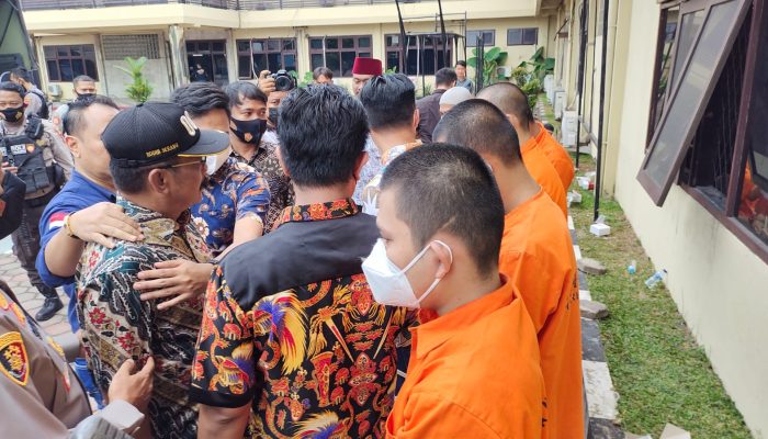 Usai Rekontruksi, Keluarga Korban Ngamuk Kepada Tersangka, Tak Kuat Tahan Kesedihan
