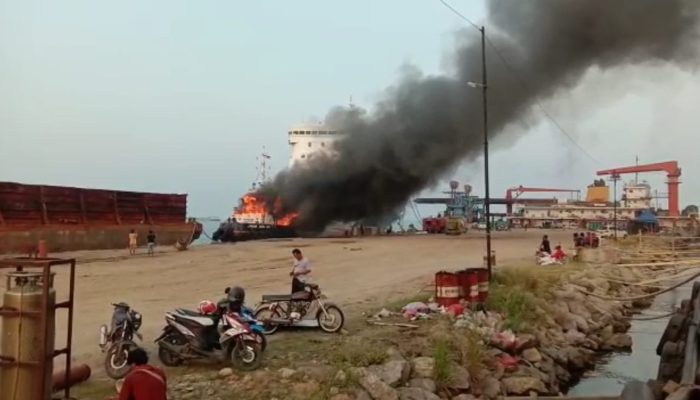 Kapal Tugboat Terbakar Hebat Diperairan Bojonegara Selama Berjam-jam. Begini Kronologisnya