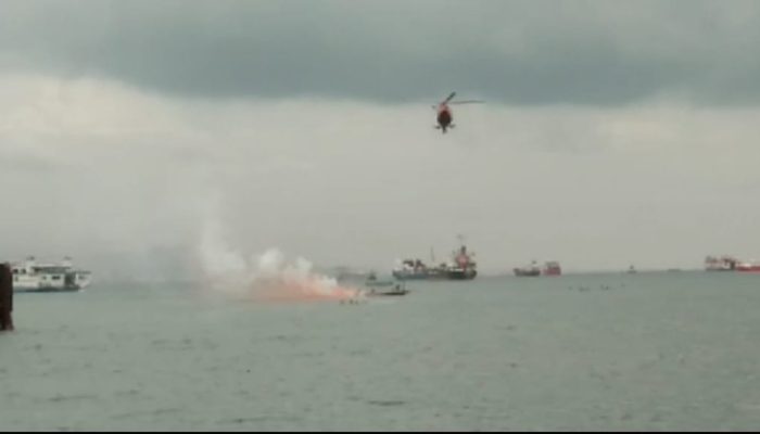 Basarnas Evakuasi Penumpang Kapal Tenggelam di Pelabuhan Merak Pake Helikopter