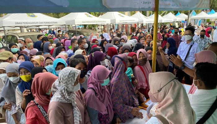 Pemkot Cilegon Guyur Warga dengan Sembako Gratis