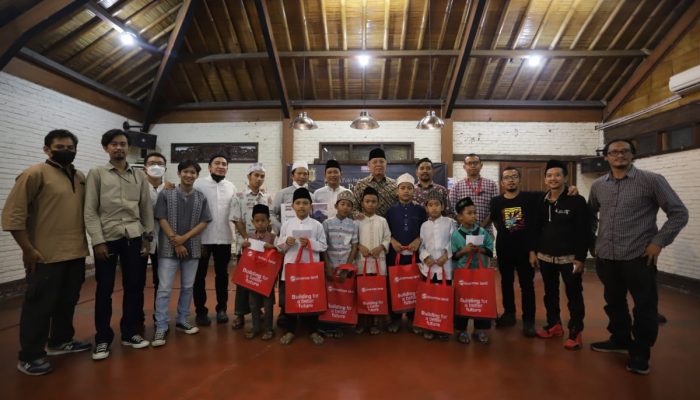 Bersama Anak Yatim, Pewarta Foto Indonesia Bukber