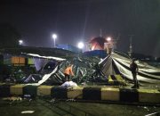Dihantam Cuaca Ekstrime, Tenda Pemudik Roboh di Pelabuhan Merak