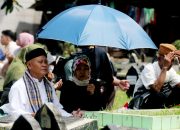 Foto: Tradisi Ziarah Kubur Usai Sholat Ied