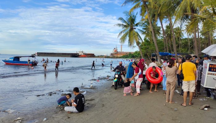 Meski Pemandangan Kapal Tongkang, Pengunjung Tetap Serbu Pantai KRU Salira