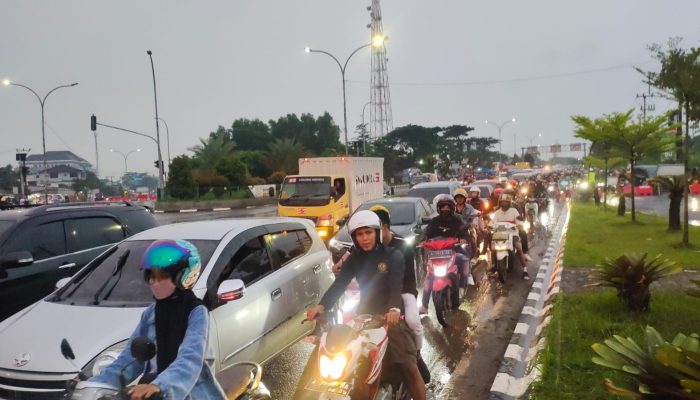 BREAKING NEWS: Jelang Peresmian Banten Internasional Stadium, Jalan Serang- Pandeglang Macet