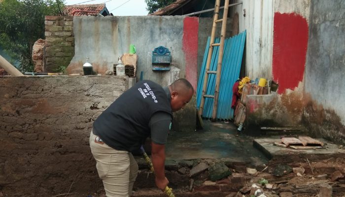 Penghuni Rumah Sedang Tidur Siang, Dapur dan Kamar Mandi Roboh
