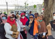 Emak-emak ‘Ngamuk’ di Depan Pabrik Lotte Chemical, Minta Tanggung Jawab Karena Perabotannya Rusak