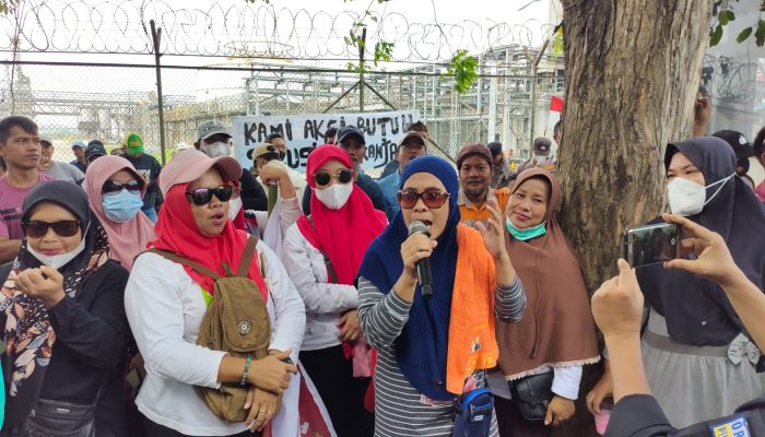 Emak-emak ‘Ngamuk’ di Depan Pabrik Lotte Chemical, Minta Tanggung Jawab Karena Perabotannya Rusak