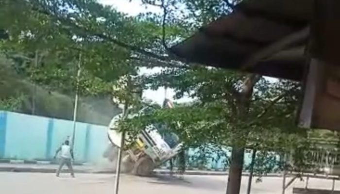 Tidak Kuat Nanjak, Truk Pengangkut Pasir Teguling di Suralaya