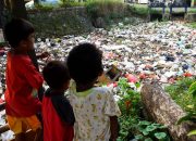 Foto: Tumpukan Sampah Menyumbat Pintu Air