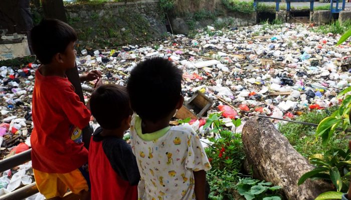 Foto: Tumpukan Sampah Menyumbat Pintu Air