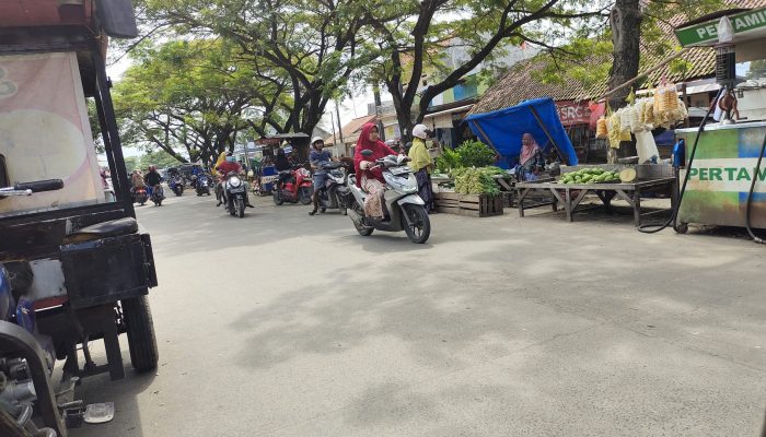 Meski Sudah Dibongkar, Pedagang Kembali Berjualan di Bantaran Irigasi Pasar Keranggot. Begini Alasannya