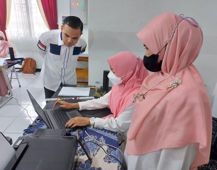 Sekretaris Komisi V DPRD Provinsi Banten, Dede Rohana Putra saat sidak Pendaftaran Peserta Didik Baru, Rabu (15/06/2022). Dok Komisi V DPRD Provinsi Banten.