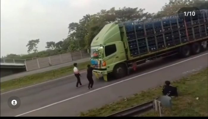 Nekat! Demi Konten, Sejumlah Bocah Berhentikan Truk Galon di Tol