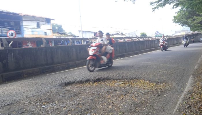 Para Pengendara, Hati-hati Ada Lubang di Bawah Flyover Merak
